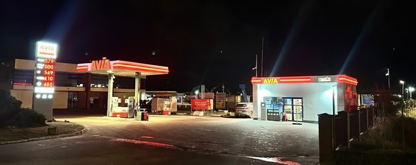 Stacja paliw AVIA nocą — oświetlone dystrybutory, wiata i budynek stacji